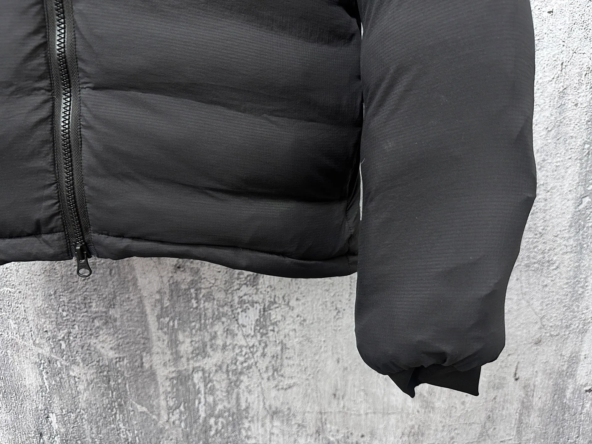 P840 [Canada Goose] Big Goose 5078 down jacket is different from the junk products in the market🗯️The same picture but different price means different versions ✅Don’t be fooled by the same copywriters and pirated picture gangs who mix and distribute high-luxury pictures at low prices. Once you receive it and compare the quality, you will know where the difference is. Don’t lie. Look for the terminal. I don’t guarantee that my products are the cheapest, but I definitely guarantee that they are worth every penny of your hard-earned money! Canada Goose down jacket top version, warm and cold-resistant, nice upper body effect, super lightweight, size: XS-XL